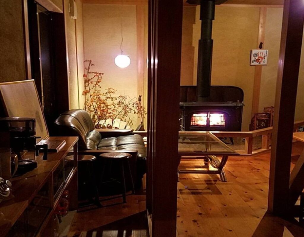 【群馬県】古民家の宿 金木｜暖炉のあるリビングルーム