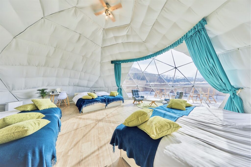VISION GLAMPING Resort & Spa 山中湖｜最大8名まで宿泊可能な広々ドームテント（ベッド数は最大6台、それ以上の場合は寝袋をご用意）