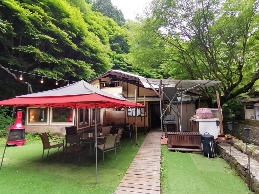 ZAC山荘（★日帰り限定）｜関西のグランピング｜BBQは庭で！　山の中なので緑に囲まれて癒されます。テーブル、椅子の上にはテントがあるので多少の雨でも大丈夫。