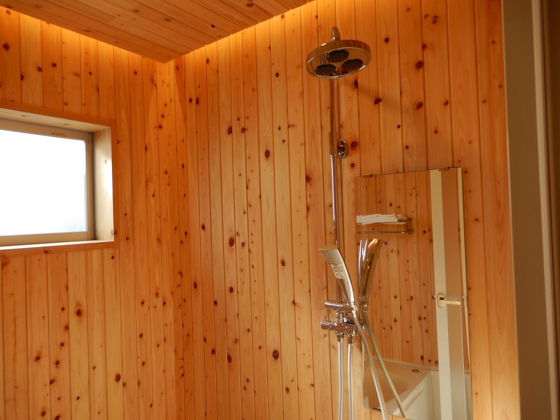 沖縄県 西海岸・東海岸のコテージ｜マムヴィッラIn平安座の写真：浴室のシャワーとヒノキの壁