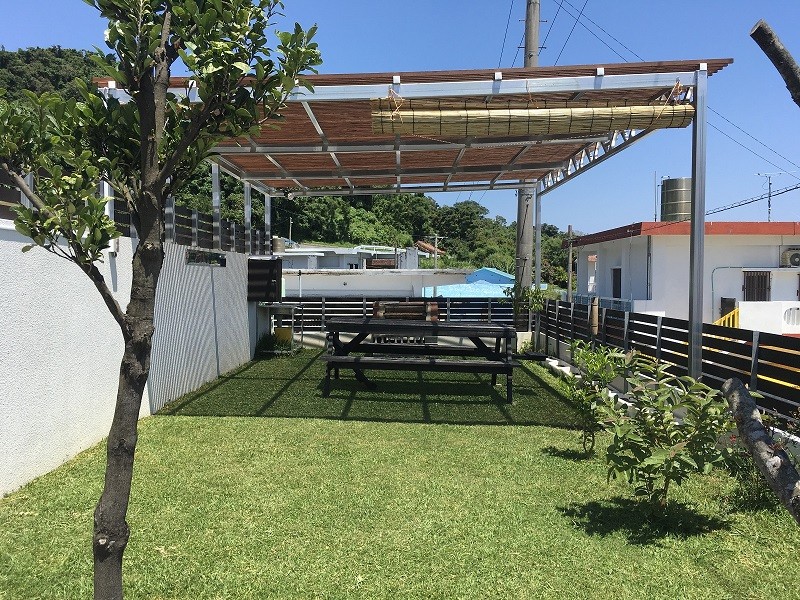 沖縄県 西海岸・東海岸のコテージ｜マムヴィッラIn平安座の写真：庭のバーベキュースペース