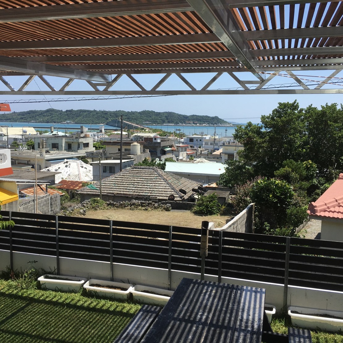 沖縄県 西海岸・東海岸のコテージ｜マムヴィッラIn平安座の写真：庭から見える浜比嘉島