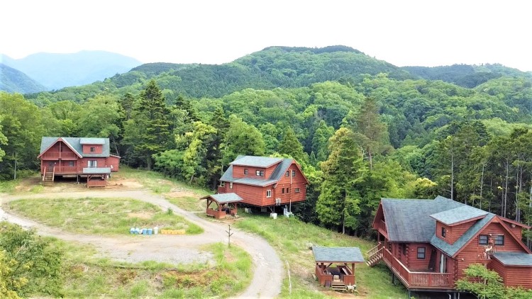 静岡県 中伊豆のコテージ｜山の上のログハウス３棟　各棟に専用屋根付きBBQ場完備　伊豆フリージアログビレッジの写真：大自然のアウトドアリゾート