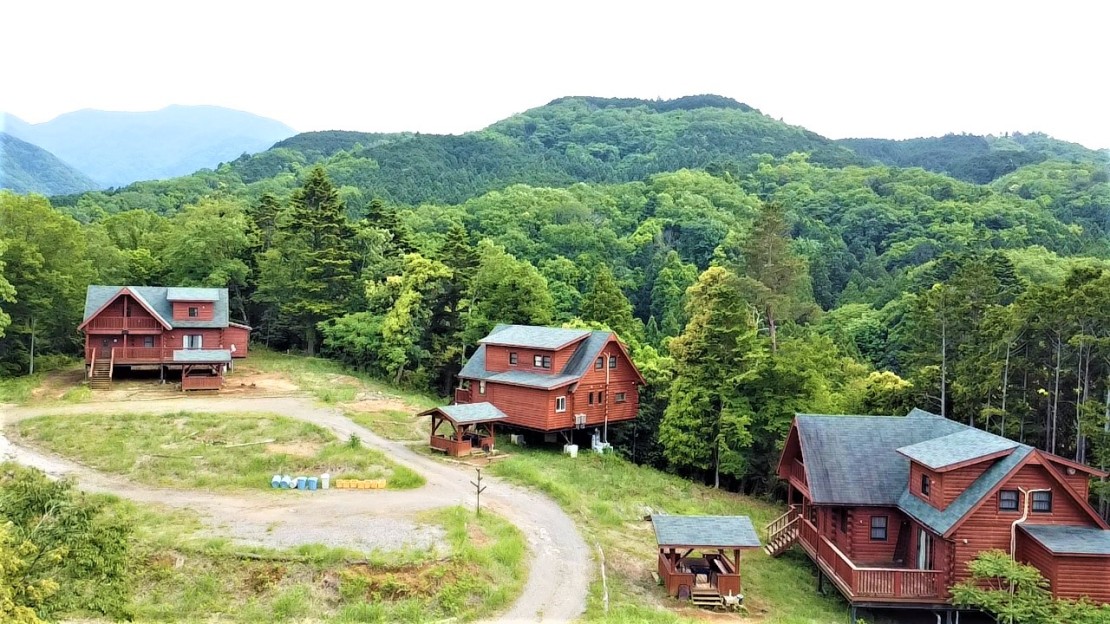 静岡県 中伊豆のコテージ｜山の上のログハウス３棟　各棟に専用屋根付きBBQ場完備　伊豆フリージアログビレッジの写真：自然の中に建つログハウスです。