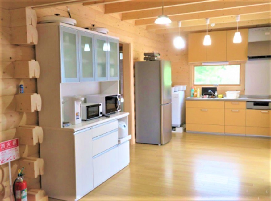静岡県 中伊豆の貸別荘・コテージ｜山の上のログハウス３棟　各棟に専用屋根付きBBQ場完備　伊豆フリージアログビレッジの写真：キッチンには食器と調理器具を用意しました。