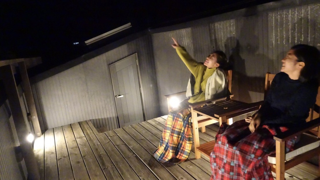 千葉県 館山・南房総のコテージ｜シーサイドガーデン　DAYOFFの写真：ペンション棟屋上にもウッドデッキ。満天の星空と流れ星を楽しんで下さい。