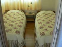 千葉県 館山・南房総のコテージ｜シーサイドガーデン　DAYOFFの写真：ツインルーム寝室。