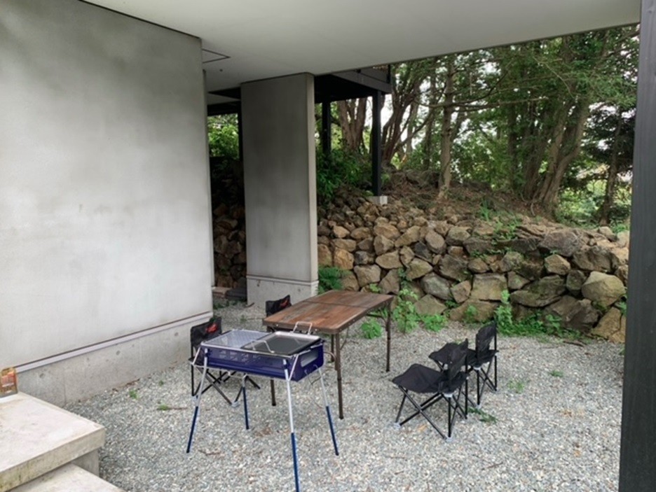 静岡県 伊豆高原のコテージ｜森の中のデザイナーズコテージ　VILLA BY NATURE（ヴィラバイネイチャー）の写真：屋根付きBBBQ