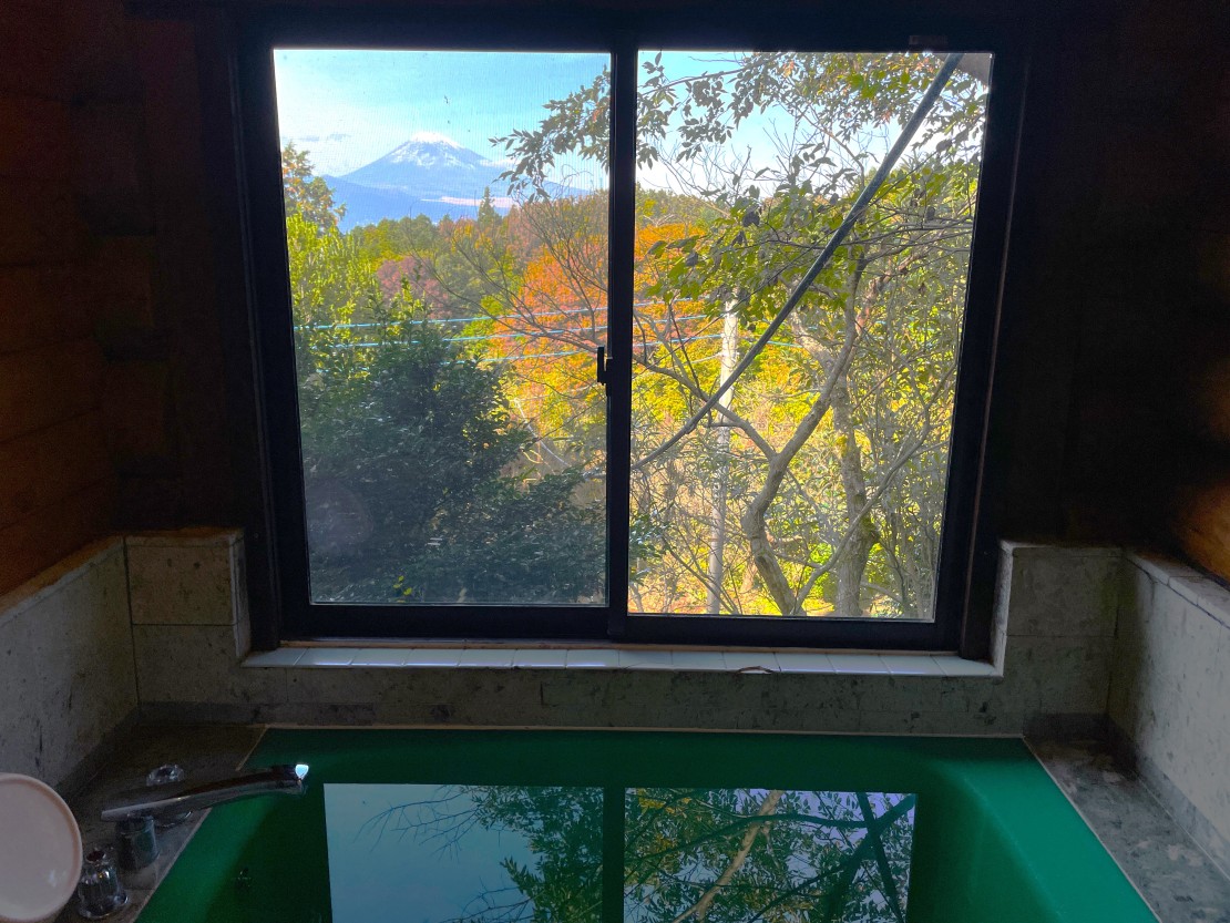 世界文化遺産の富士山を望むログハウス「プラネット」｜静岡県・中伊豆｜浴室　窓から富士山