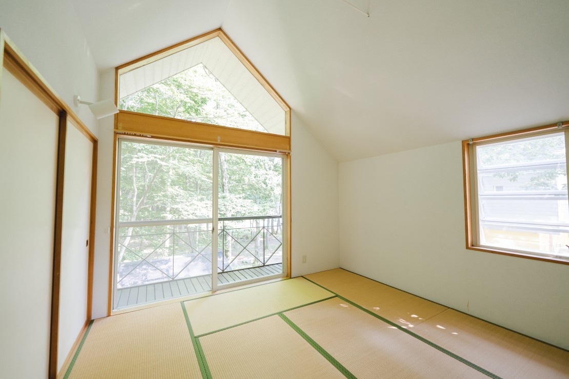 栃木県 那須・板室の貸別荘・コテージ｜那須高原 コテージ＆ヴィラ YellowBase（2LDKコテージヴィラ：1~5名定員）の写真：2階の和室。畳部分だけで8畳あります。