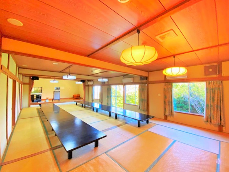 静岡県 伊東・宇佐美・川奈の貸別荘・コテージ｜WIFI【BBQ・温泉付き】風雅の里　みずき亭 全室オーシャンビュー、カラオケ（13～60名迄）の写真：宴会場
