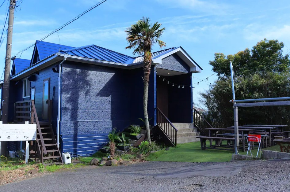 静岡県貸別荘・コテージ｜13～30名迄/大岩露天風呂付 12LDK/BBQ！駐車場10台無料（Wi-Fi）熱海駅～車20分