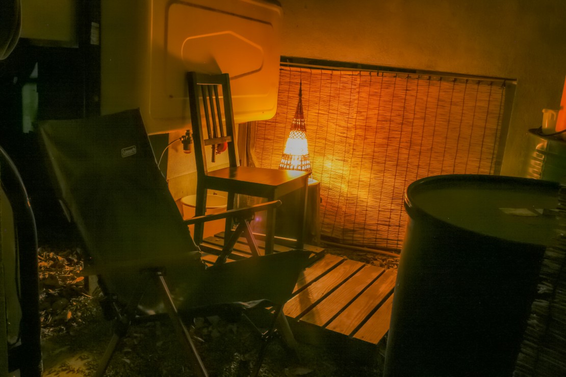 群馬県 万座・嬬恋・北軽井沢のグランピング｜Glamping Villa REIの写真：屋根付きのトトノイ部屋はライトも付いてオシャレ！