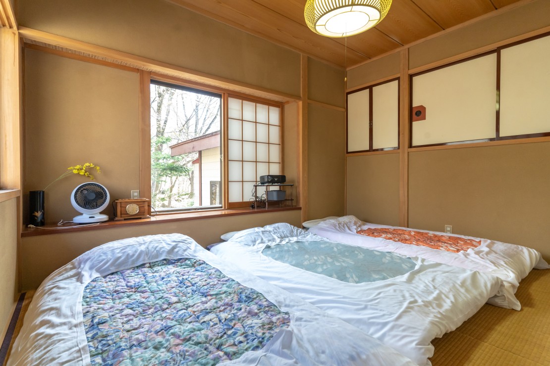 群馬県 万座・嬬恋・北軽井沢のグランピング｜Glamping Villa REIの写真：寝室は布団が３つあります。
とても開放的！