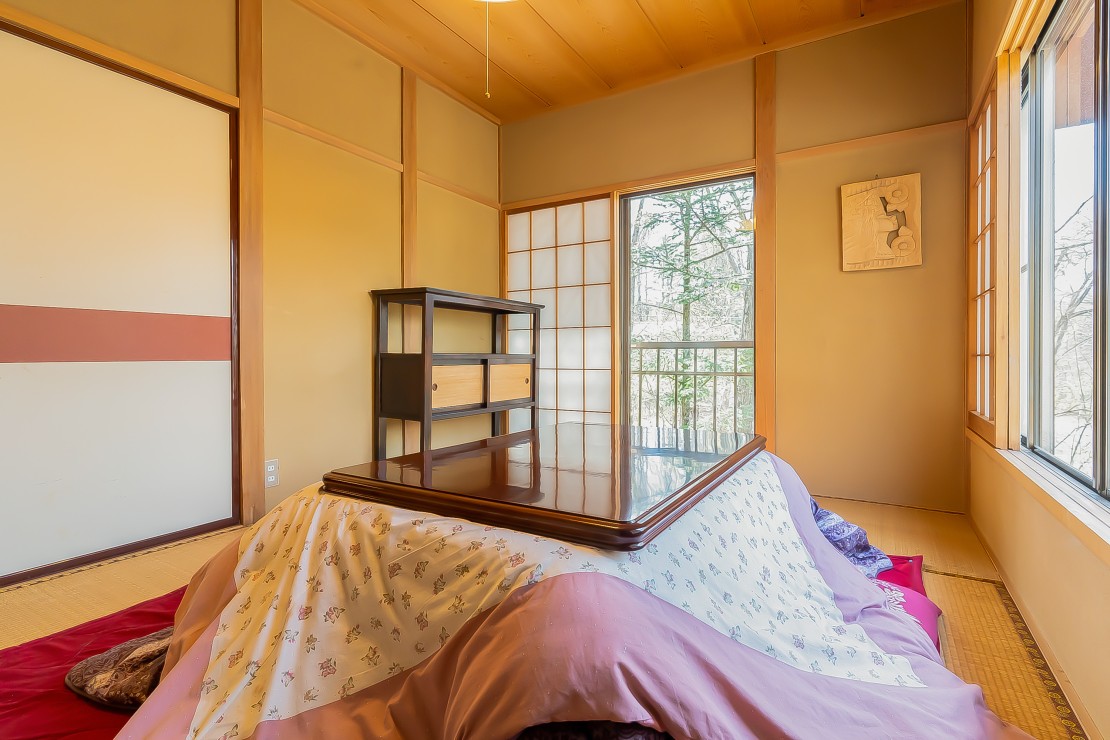 群馬県 万座・嬬恋・北軽井沢のグランピング｜Glamping Villa REIの写真：和室もあります！夏はテーブル、冬はコタツになります。