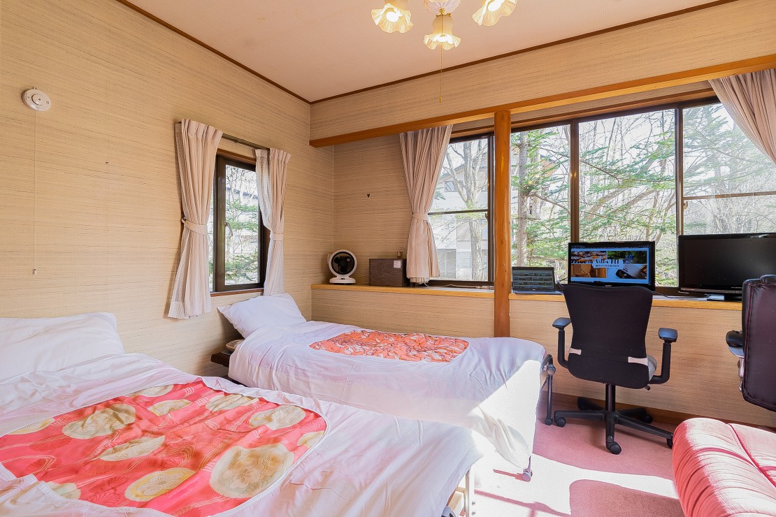 群馬県 万座・嬬恋・北軽井沢のグランピング｜Glamping Villa REIの写真：テレワーク室は寝室としても利用できます！