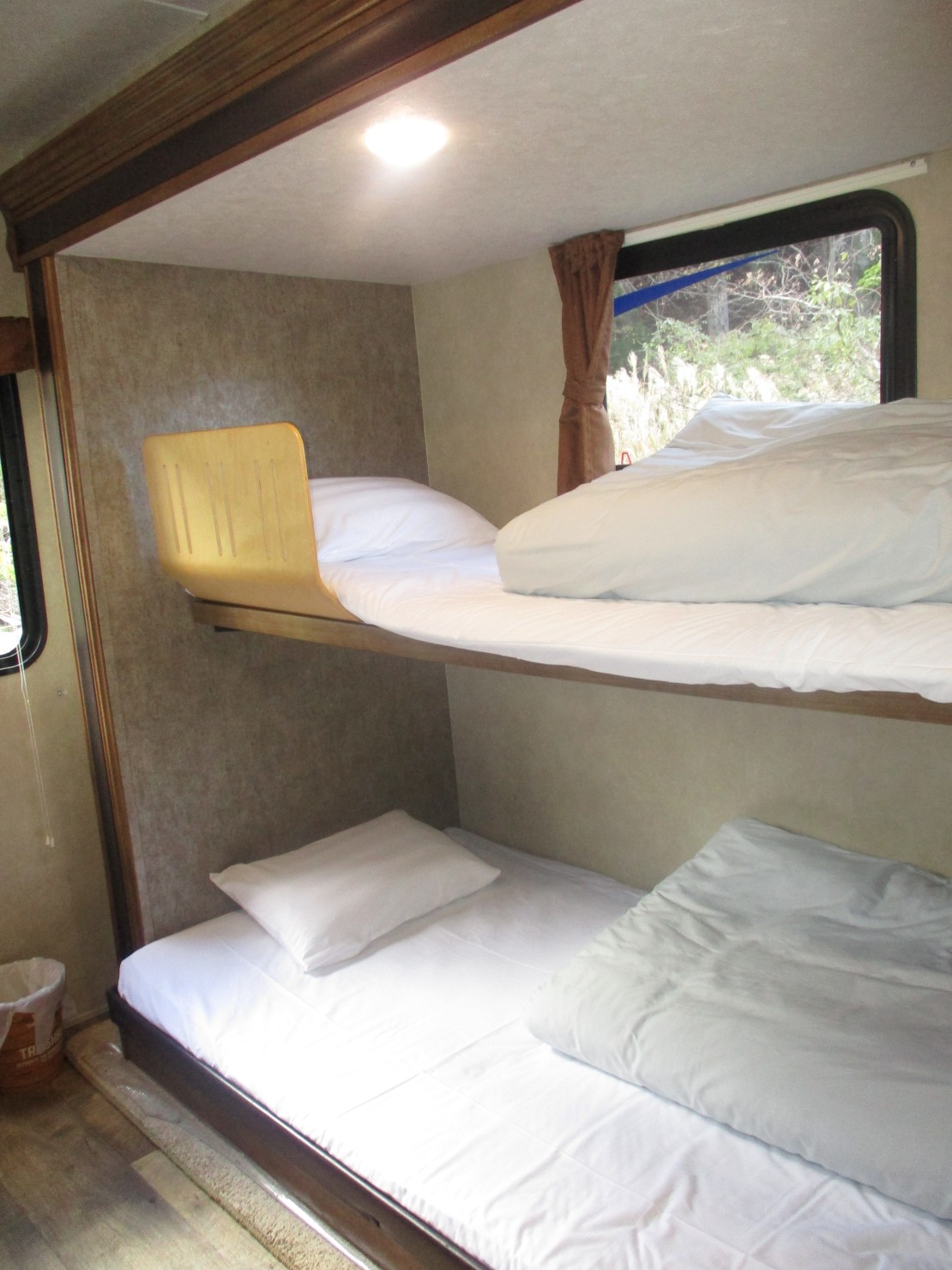 山梨県 河口湖・西湖・富士吉田・精進湖・本栖湖の貸別荘・コテージ｜Ｃｏｔｔａｇｅ Ｈａｒｖｅｓｔ ｔｒｅｅ　トレーラーハウスの写真：２段ベッドに寝るのもワクワクしますよ。