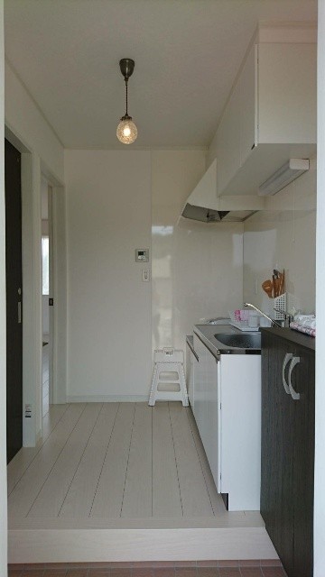 千葉県 館山・南房総のコテージ｜ロッジBu-chi（ロッジブーチ）の写真：１階玄関にキッチンがありますのでBBQしながらの便利さ抜群。