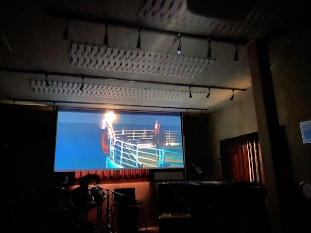 栃木県 那須・板室のコテージ｜那須サウンドヴィラの写真：130インチの大画面ホームシアターシステム