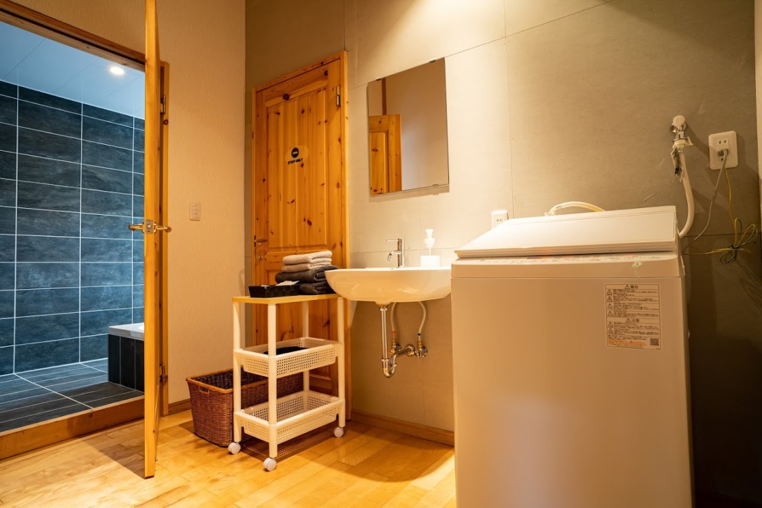 山梨県 八ヶ岳・小淵沢・清里・大泉の貸別荘・コテージ｜TETBURY COTTAGEの写真：浴室更衣室、乾燥機付き洗濯機があります