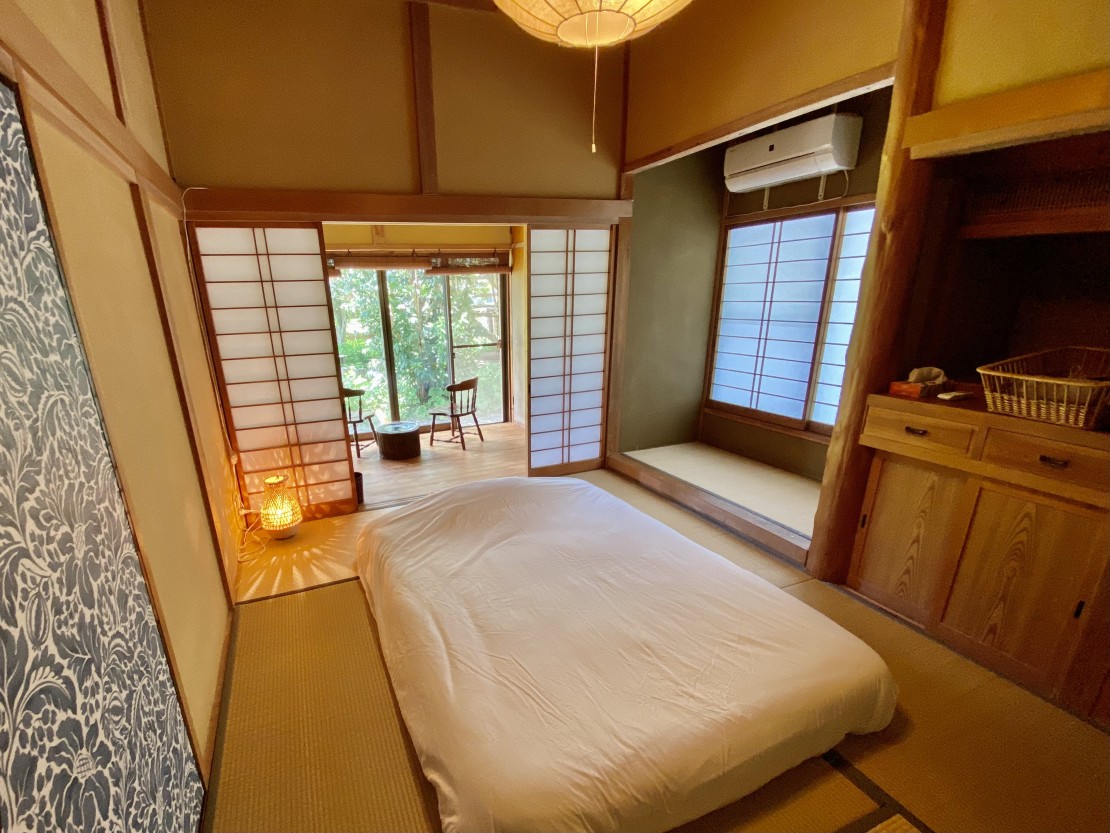 千葉県 館山・南房総のコテージ｜SUNAO Retreat 奥白浜の写真：シングルベッド1とダブルベッドが1、布団セットが6組ご用意があります。