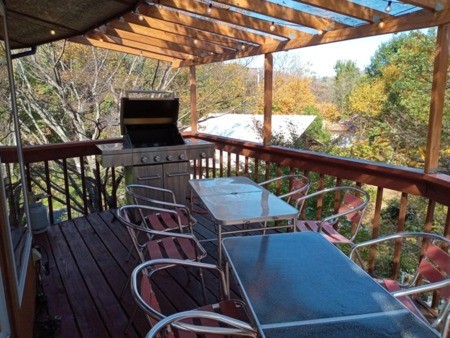 滋賀県 湖西のコテージ｜マキノ山荘の写真：2階テラスで朝食やバーベキュー