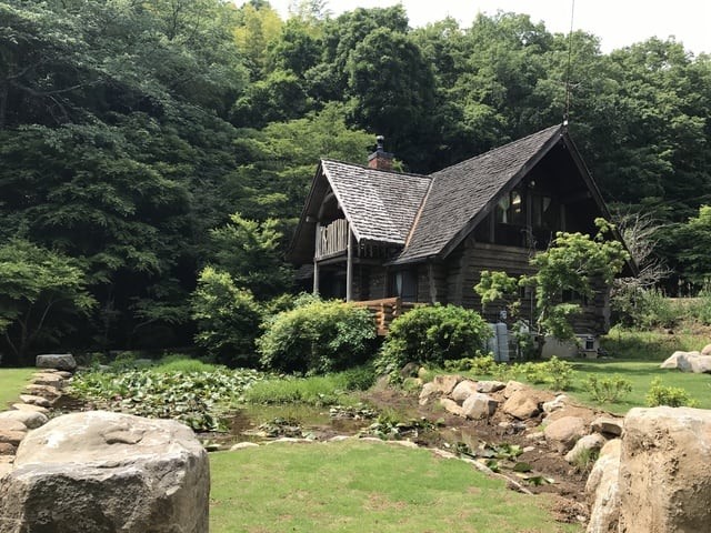 静岡県 中伊豆のコテージ｜癒しの森スターヒルズ　スタンダードログハウスの写真：森の中に佇むスタンダードログハウス。私有地で車も殆ど通らず新鮮な森の空気を楽しめます。