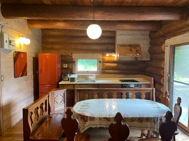 静岡県 中伊豆のコテージ｜癒しの森スターヒルズ　スタンダードログハウスの写真：キッチン・ダイニング
