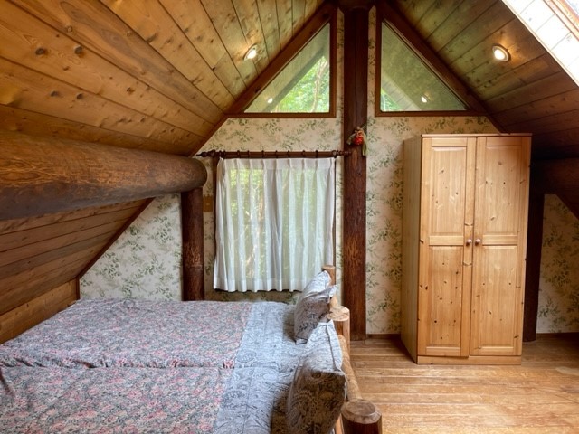静岡県 中伊豆のコテージ｜癒しの森スターヒルズ　スタンダードログハウスの写真：２Fベッドルームは２部屋あります。