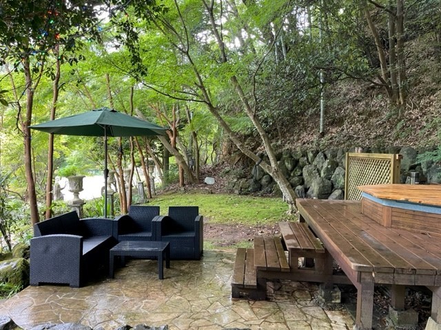 癒しの森スターヒルズ　スタンダードログハウス｜静岡県・中伊豆｜お庭も広くジャグジーやサウナも楽しめます。