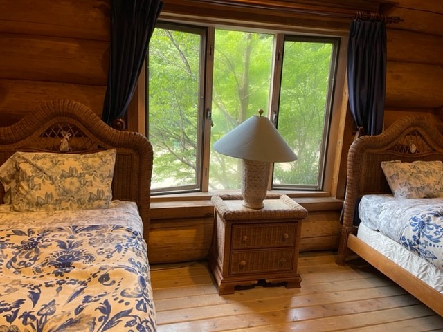 静岡県 中伊豆のコテージ｜癒しの森スターヒルズ　王様の家　デラックスログハウスの写真：ベッドルームは合計３部屋あります。
