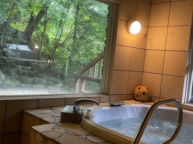 静岡県 中伊豆のコテージ｜癒しの森スターヒルズ　王様の家　デラックスログハウスの写真：専用の室内ジャグジー