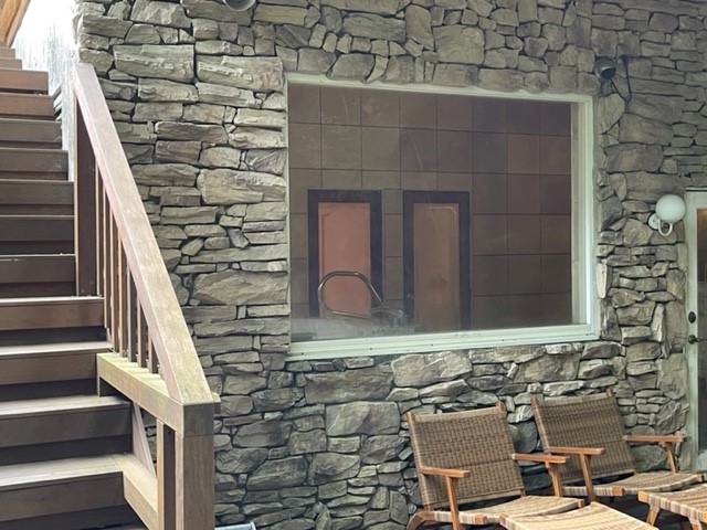 静岡県 中伊豆の貸別荘・コテージ｜癒しの森スターヒルズ　王様の家　デラックスログハウスの写真：露天風呂もジャグジーも専用なのでリラックス出来ます