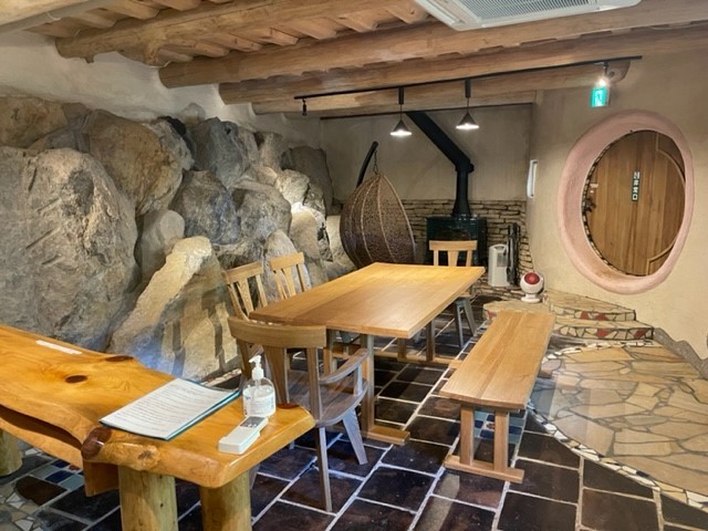静岡県 中伊豆のグランピング｜癒しの森スターヒルズ　夢の家の写真：1Ｆお部屋の様子