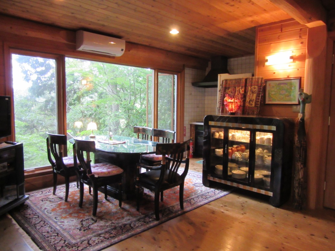 静岡県 中伊豆のコテージ｜癒しの森スターヒルズ　ララの家の写真：ララの家　リビング