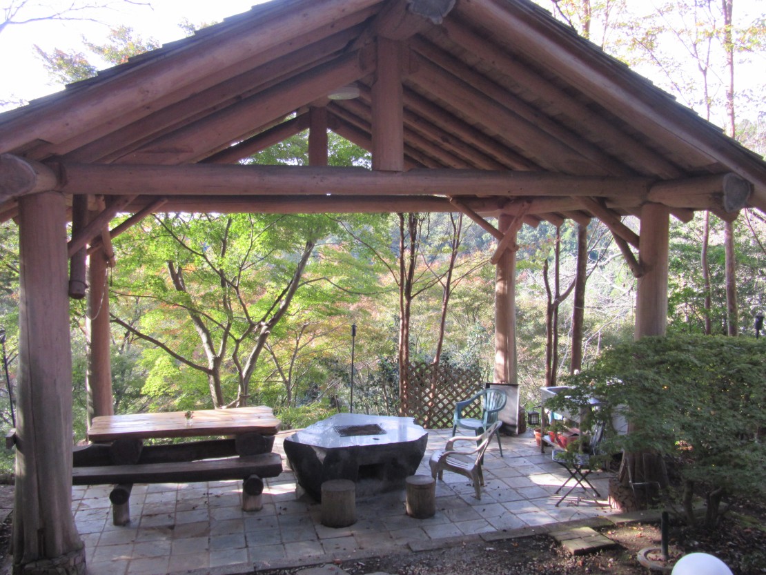 静岡県 中伊豆のコテージ｜癒しの森スターヒルズ　アンの家の写真：屋根付きＢＢＱスペース