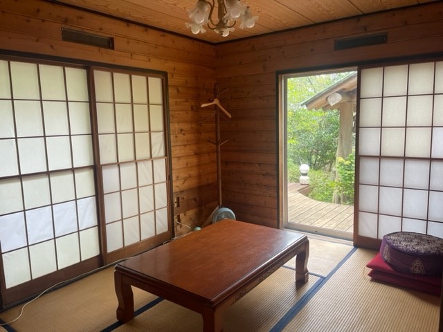 癒しの森スターヒルズ　アンの家｜静岡県・中伊豆の間取り写真｜落ち着いた平屋スタイルの宿で、ベッドルーム、6畳の畳の部屋、トイレ、バスルーム、キッチンが完備されています。広いテラスからは専用の露天風呂とBBQハウスが一望でき、自然に囲まれた癒しの時間を提供します。離れには可愛いベッドルームがあり、プライベート感満載の空間です。お子様にも安心してご利用いただける環境で、家族や大切な方との時間を大切にできる場所です。