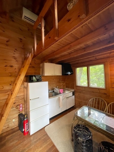 静岡県 中伊豆のコテージ｜癒しの森スターヒルズ　キキの家の写真：キッチン＆ロフトのお部屋