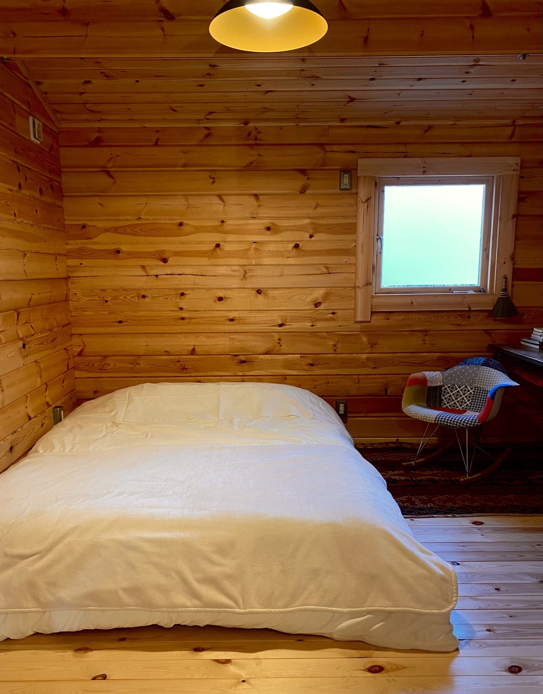 群馬県 万座・嬬恋・北軽井沢のコテージ｜森のログハウスTWIGの写真：寝室①ベッドタイプ