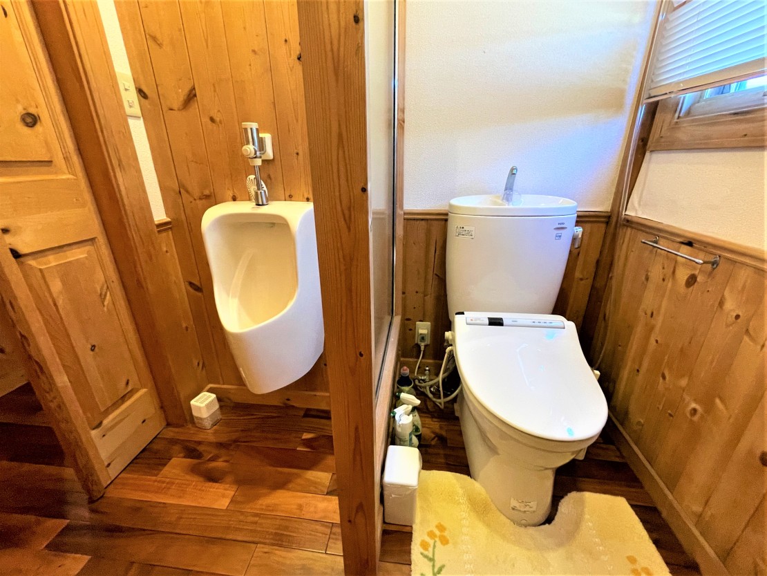 静岡県 伊豆高原のコテージ｜薪ストーブとドックラン（BBQ場）の本格ログハウス　エイトワン伊豆高原の写真：トイレは1・２階にございます