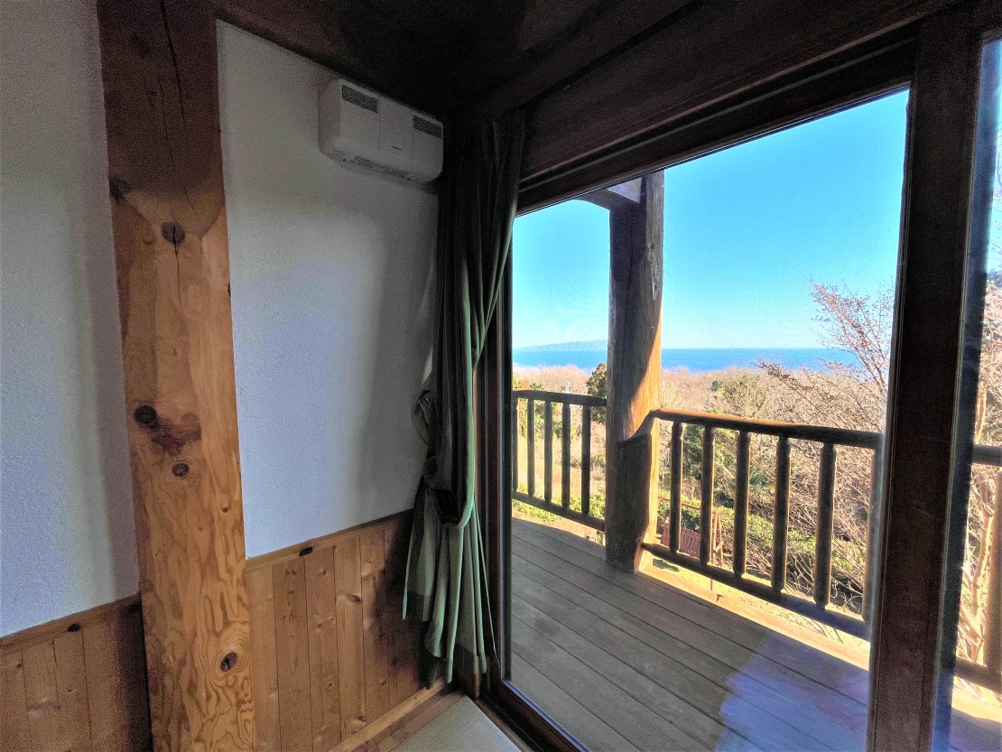 静岡県 伊豆高原のコテージ｜薪ストーブとドックラン（BBQ場）の本格ログハウス　エイトワン伊豆高原の写真：２階寝室は２部屋ございます