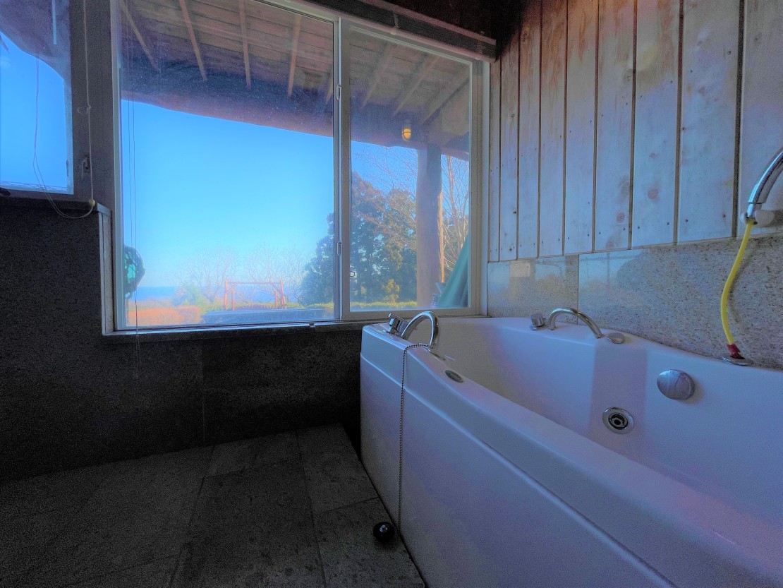 静岡県 伊豆高原のコテージ｜薪ストーブとドックラン（BBQ場）の本格ログハウス　エイトワン伊豆高原の写真：浴室からも海を望みます