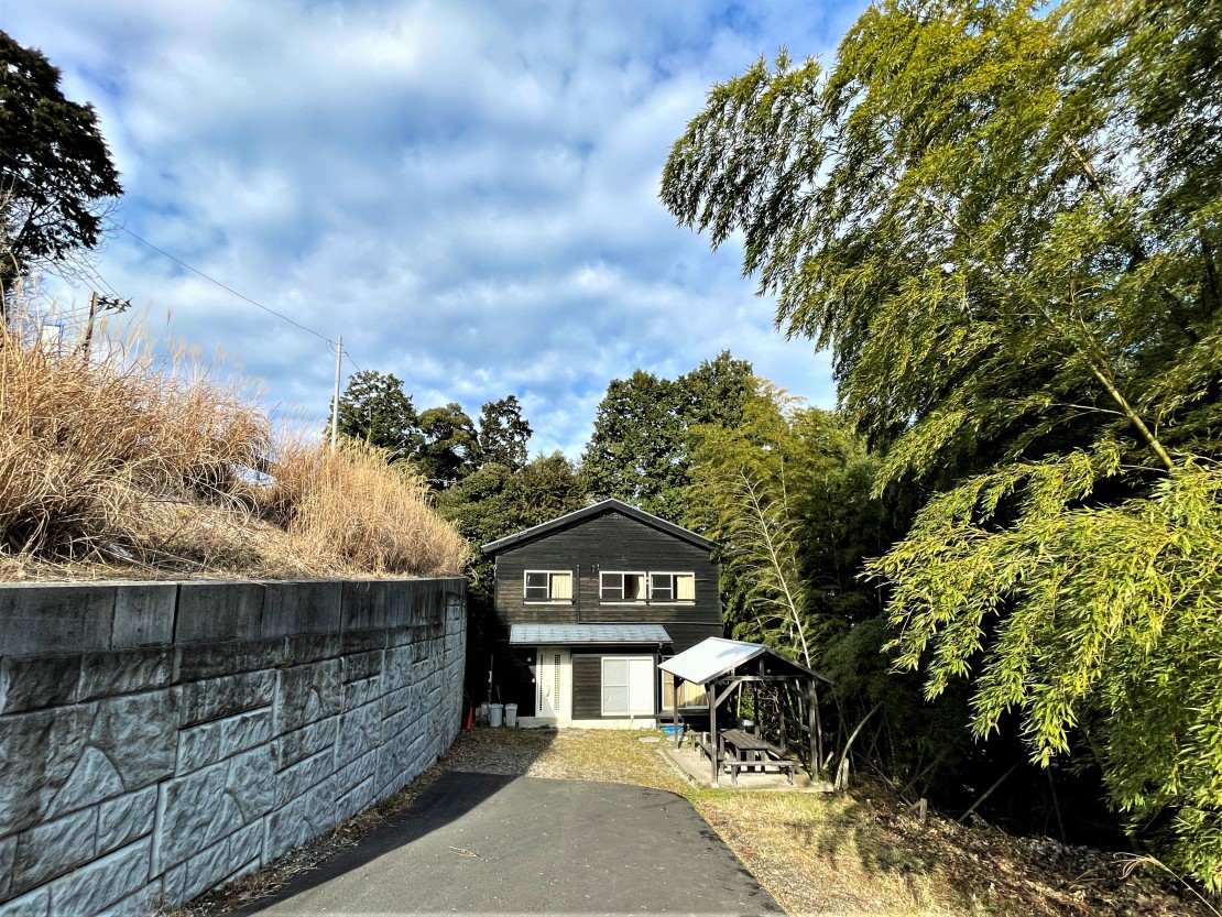 静岡県 伊豆高原のコテージ｜屋根付きBBQ場（東屋）黒べいの写真：駐車場は建物目の前で４～５台は駐車できます。