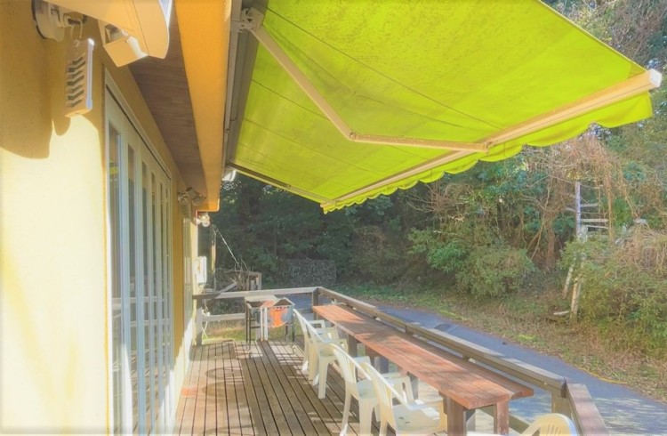 静岡県 伊豆高原のコテージ｜温泉大浴場とカラオケ・卓球を備えた一棟貸しきり　グループサンタフェの写真：屋根付きBBQ場