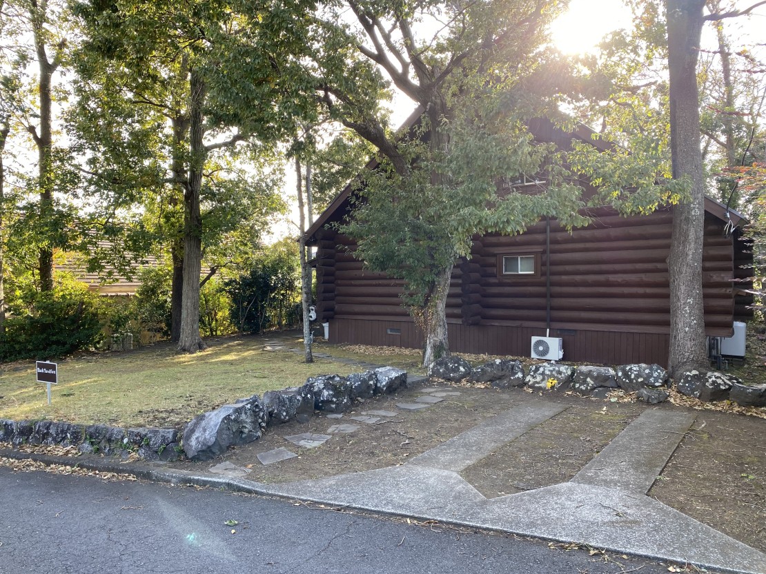 静岡県 伊豆高原のコテージ｜サウナ付きログハウス　BACK YARD FOX　(バックヤードフォックス）の写真：駐車場は２台分