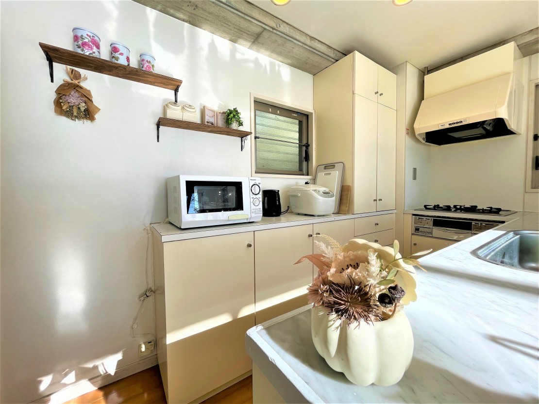 静岡県 伊東・宇佐美・川奈の貸別荘・コテージ｜オーシャンフロントのデザイナーズコテージ　波音テラスの写真：キッチン付です
調理器具、食器をご用意しました