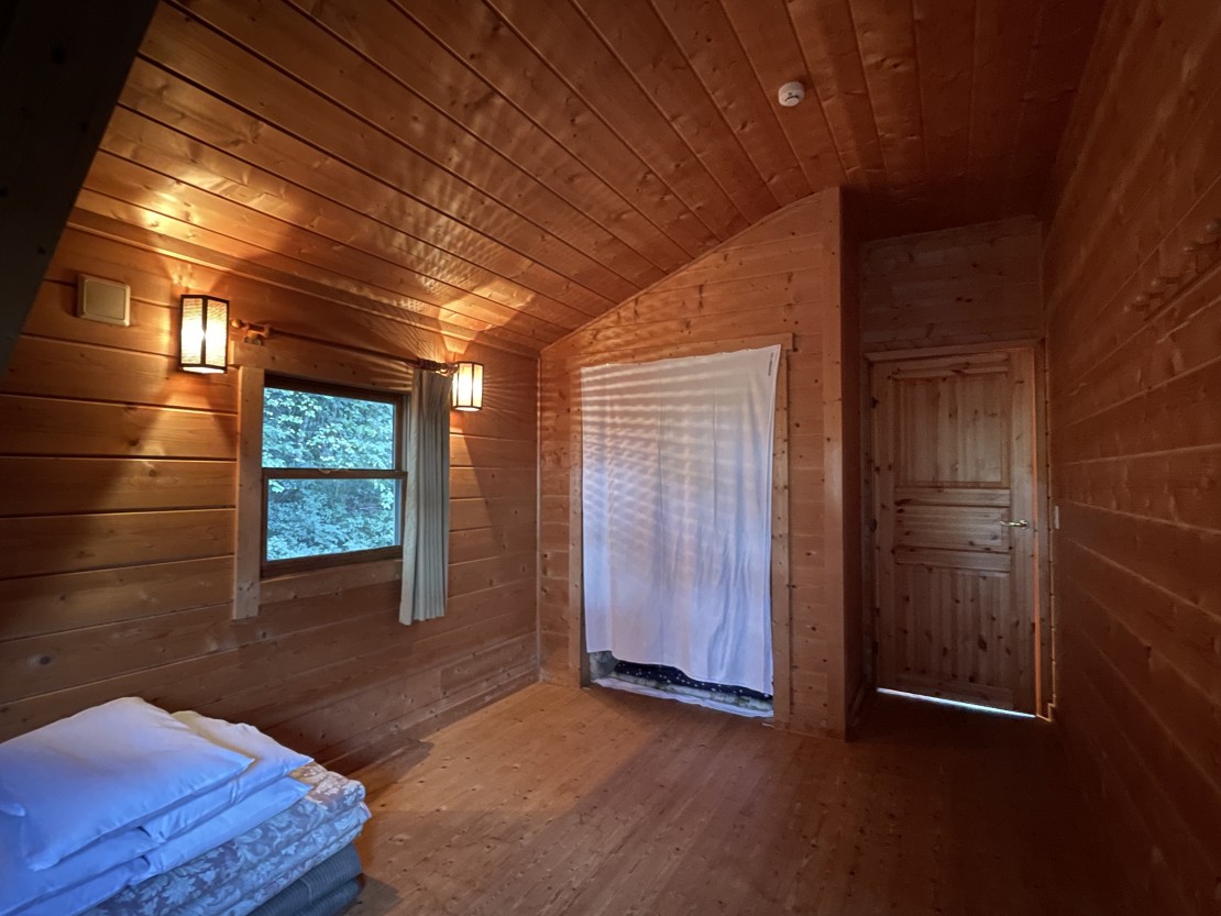 静岡県 熱海のコテージ｜オーシャンビューログハウス　ハートウッド熱海邸の写真：2F寝室①
