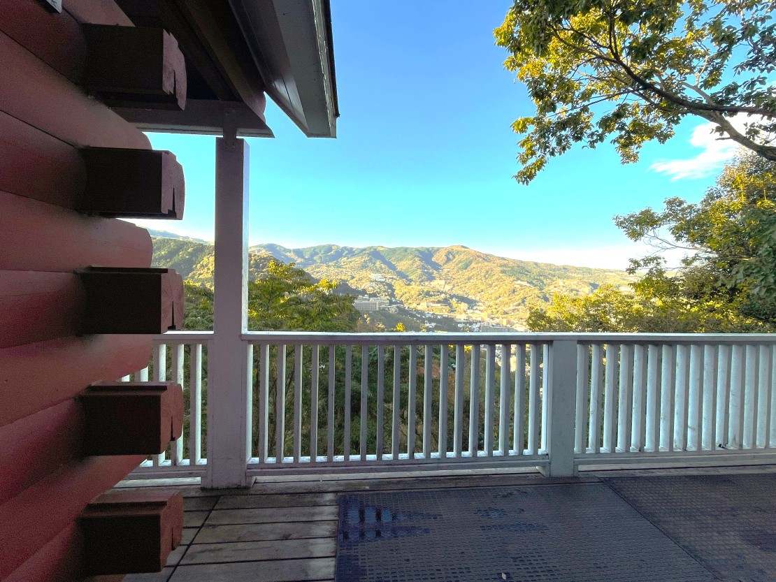 静岡県 熱海のコテージ｜オーシャンビューログハウス　ハートウッド熱海邸の写真：デッキでBBQ
