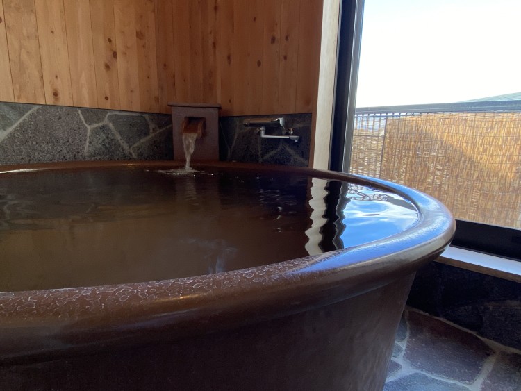 静岡県 熱海のコテージ｜M-terrace Atamiの写真：信楽焼風呂の温泉