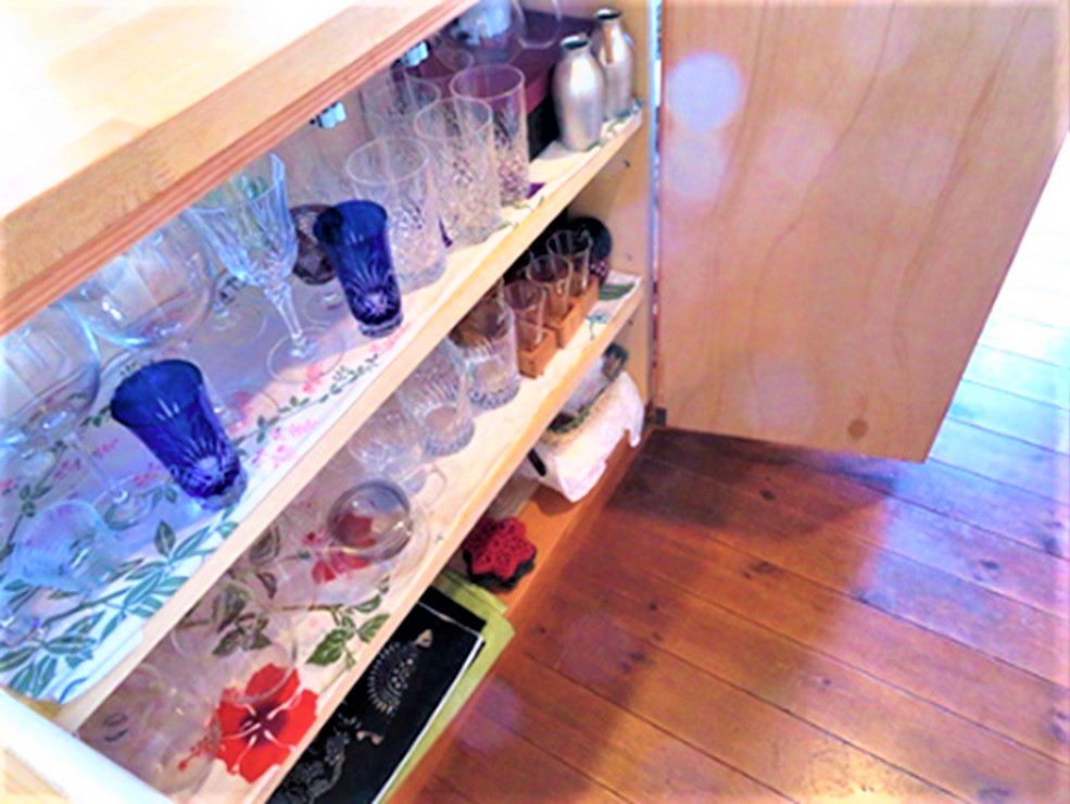 静岡県 東伊豆の貸別荘・コテージ｜白い真綿のような透明感のあるコテージ　コットンハウスの写真：食器調理器具を用意しました。